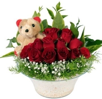 Cam tabakta 11 adet kırmızı gül ve küçük ayı Ankara çiçekçi mağazası